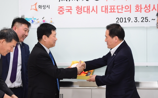 25일 화성시에 방문한 중국 형대시 대표단을 접견하고 있는 김돈겸 자치행정국장(오른쪽)