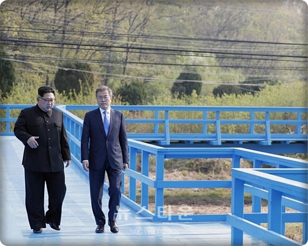 문재인 정부는 당초 3월말부터 4월 김정은 북한 조선노동당위원장의 방한을 노렸으나 실현 여부는 불투명하다. 한국 정부 관계자는 이러한 북한의 의도에 대해 “한국이 지금 경제지원을 할 수 없다는 것을 알고 있다. 이용가치가 없다고 보고 있을 것‘이라고 말했다고 아사히는 전했다.