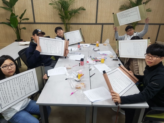 30일 열린 아동의회 워크숍에서 아동의원들이 직접 붓펜으로 쓴 3.1독립선언서를 들고 있는 모습