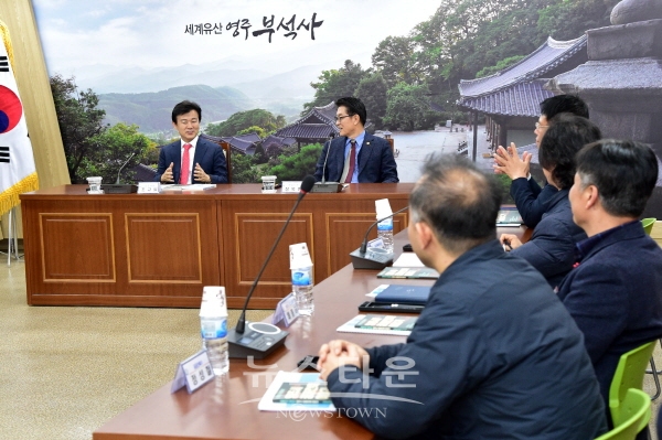 2018년 12월 7일 경북 영주시를 방문해 공공건축가 제도 벤치마킹을 하고 있다.