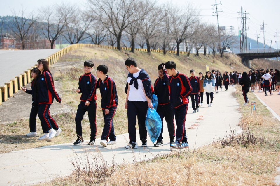 원주의료고등학교 섬강 정화활동
