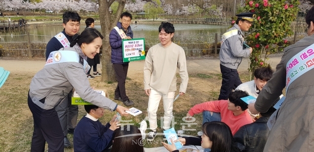 1일, 창원중부경찰서가 창원대 합동,'성폭력 근절' 합동 캠페인 실시 하고있다.