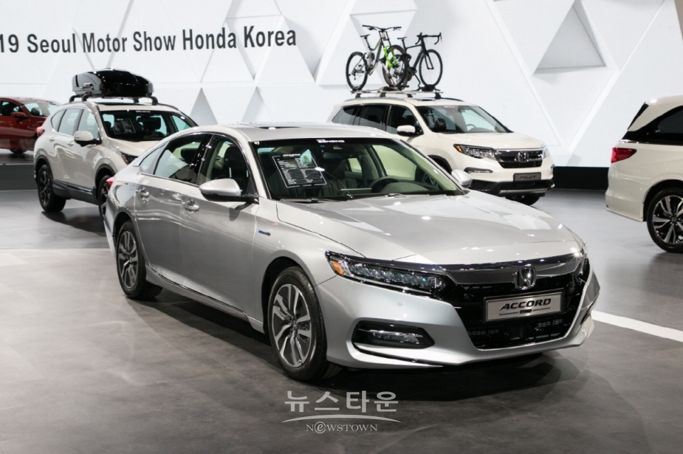 2019서울모터쇼에서 전시되고 있는 혼다의 어코드 하이브리드