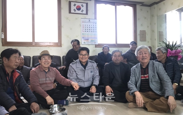청양경찰서 이관형 서장이 지난 3월 25일부터 4월 4일까지 정산면 노인회관을 시작으로 10개 읍․면 노인 및 마을회관을 방문 경찰활동 관련 주민들의 생생한 의견을 청취했다.