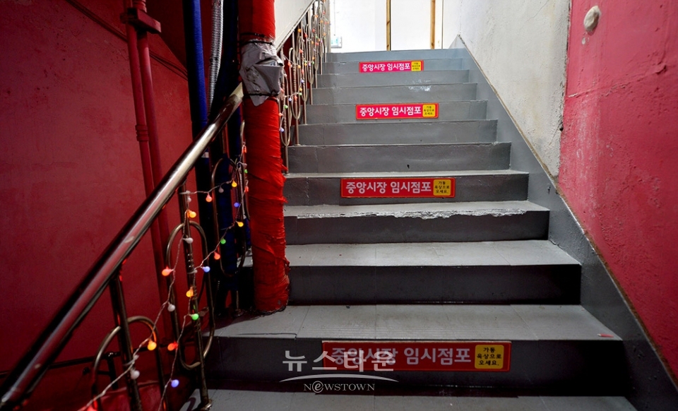 임시점포로 가는 통로와 천막상점