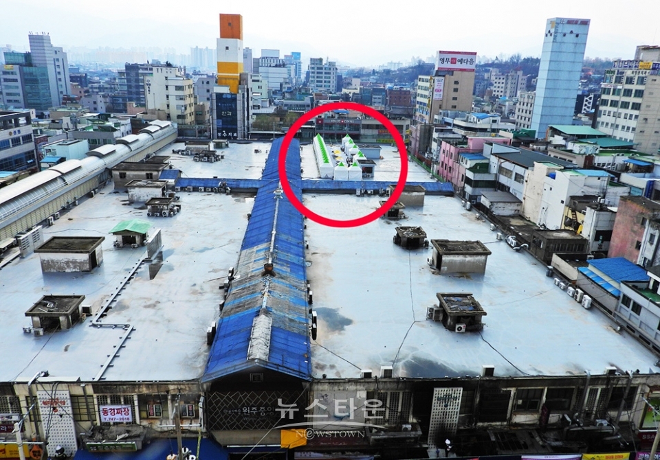중앙시장 임시점포가 설치된 옥상 전경과 피해상인들의 어려움을 호소하는 글,