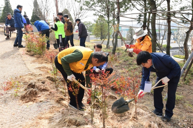 현충탑에서 열린 식목행사에서 참가자들의 식재