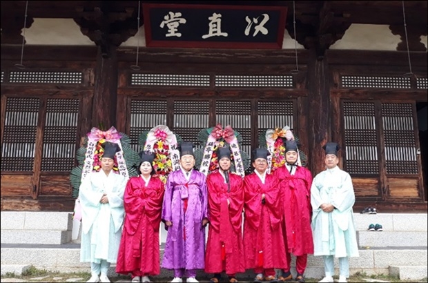 봉행을 마치고(좌로부터 두번째가 이나영 동구의회의장, 송준빈 도유사, 황인호동구청장, 길공섭동구문화원장 순이다)