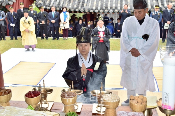 조규일 진주시장이 제례를 올리고 있다.