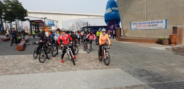 경인 아라뱃길에서 라이딩하는 제3기 아세사 줌마탐험대원들(제공=아세사)