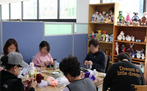 자활센터에 자활근로에 참여하고 있느 모습