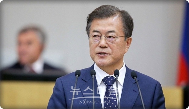 누르술탄(Nur-Sultan)에 도착한 문재인 대통령은 카십-조마르트 토카예프(Kassym-Jomart Tokayev) 카자흐스탄 대통령과 회담을 갖고, 양국 간의 협력과 역내의 평화 증진 방안 등에 대해 논의했다.