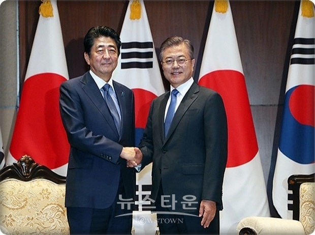 문재인 한국 정부가 들어서면서부터는 위안부(옛 일본군 강제의 성노예-Sex Slavery를 위안부라 부름) 문제에 대해 2페이지를 할애해 특집형태로 편집했다. 2015년 12월 말쯤 한국과 일본이 합의했다는 “최종적이고 불가역적인 해결”을 확인한 것 등 일본의 일방적인 입장만을 서술했다.