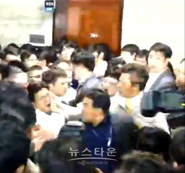 26일, 새벽 3시경 정의당 여영국 의원이 한국당 박완수 의원 박 모 비서관 얼굴을 향해 가격하는 모습을 담은 사진 (정진석 의원 사진출처)