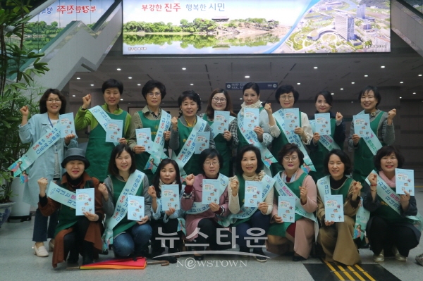 한국부인회 진주지회 회원들이 관내 산부인과 등에 책자 배부 및 출생장려홍보 캠페인을 진행했다.