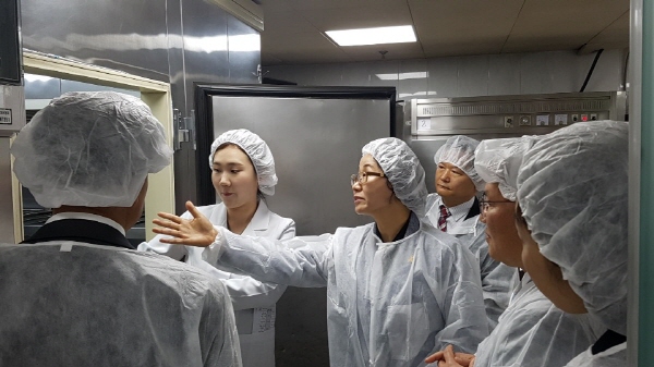 학교급식 식중독 예방 점검을 실시하고 있다.