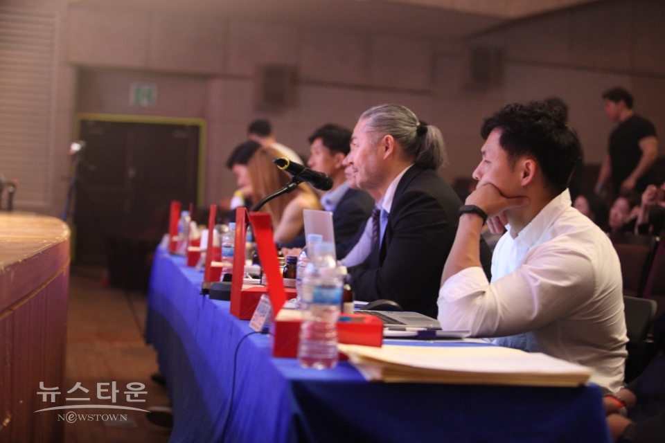 공정한 심사로 대회를 이끌어 가는 손영주 WBC 대회장(우측 두번째)