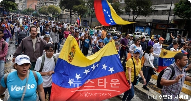 폼페이오 장관은 ABC방송에 출연, “아직 마두로가 권력을 잡고는 있지만, 자신의 안위에 불안감을 느낄 것”이라며 이 같이 말하고, (베네수엘라에서의) 군사 봉기가 성공할 것으로 예측한 미국 정보 판단이 틀린 것이 아니냐는 질문에 “전혀 그렇지 않다”고 말했다.