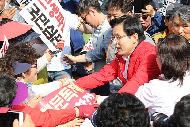 11일 오후 대구 달서구 대구문화예술회관 앞에서 열린 이미선 헌법재판관 임명 강행과 선거제·개혁법안 패스트트랙 지정의 위법성을 항의하기 위한 4차 규탄 집회.