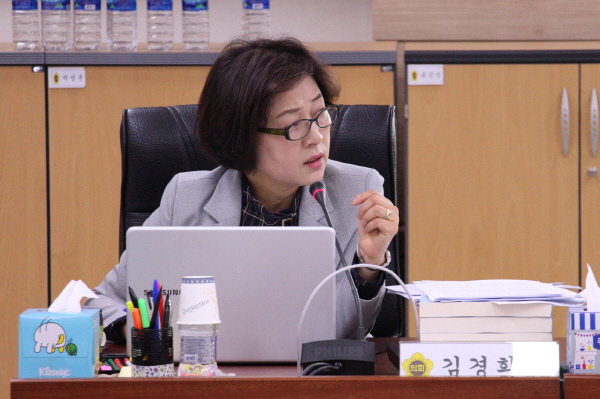 김경희 의원이 친환경학교급식 2차 행정사무조사