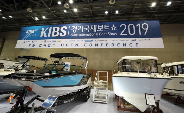 보트쇼에 저시된 보트