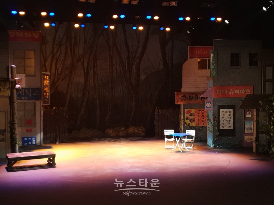 평화롭고 조용하던 신포동 장미마을은 보물지도의 등장으로 혼란에 휩싸이는데