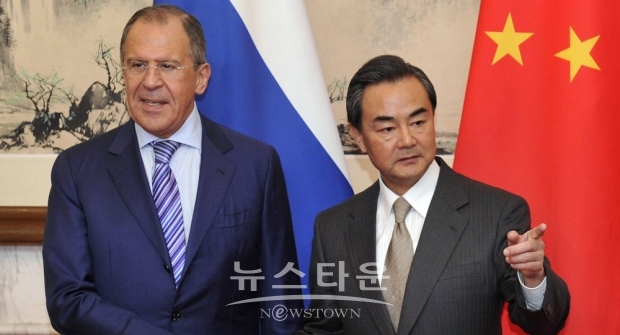 라브로프 장관은 “그러한 보장은 쉽지는 않을 것”이라면서도 “그러나 이는 향후 협정에 있어 절대적으로 필수적인 부분”이라고 거듭 강조하고, “러시아와 중국은 그러한 보증을 위해 노력할 준비가 돼 있다”고 강조했다.