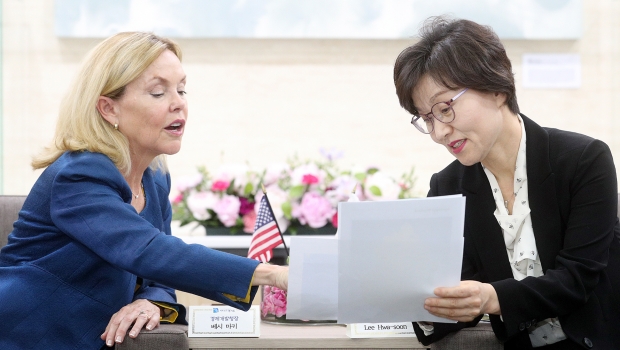 왼)베시 마키(Betsy Markey) 미국 콜로라도주 경제개발청장과 이화순 부지사