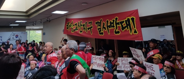 고향지킴이 회원들이 피켓을 들고 3기신도시개발취소연호를 외치고 있다