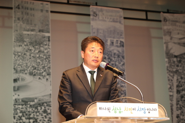 박문석 의장이 5.18민중항쟁제39주년성남 기념식에 참석하여 축사를 하고 있다.