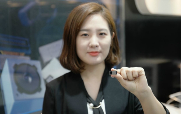 삼성전기 직원이 광학5배줌 카메라모듈을 들고 있다