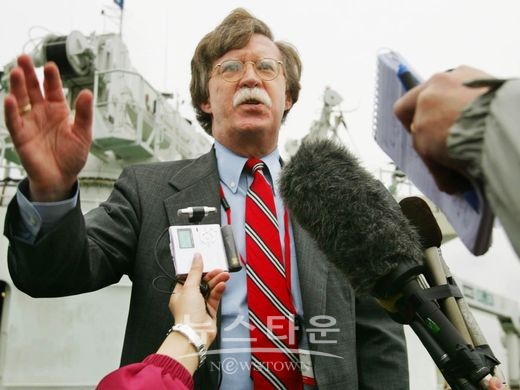 미국의 월스트리트저널(WSJ)은 볼튼 보좌관의 이 같은 발언에 대해 “외교 대화 재개를 위해 북한의 미사일 발사를 평가 절하해 온 트럼프 행정부의 노력과는 결이 다른 것”이라고 평가했다.