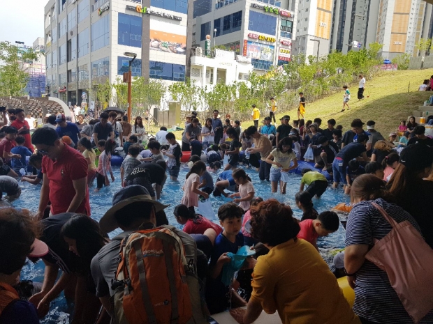 동탄6동 어울림 한마당 행사 중 물놀이 모습