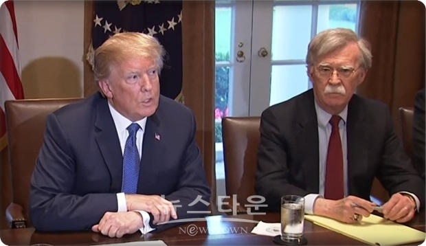 트럼프 대통령은 강경노선에 대한 짜증을 부린 것이라는 해석도 나오고 있다. 미 CNN은 “트럼프 대통령은 강경 매파 참모진들이 이란과의 전쟁이 가까이 온 것 같은 인상을 주는 것에 대해 짜증을 내고 있다”고 전하기도 했다.