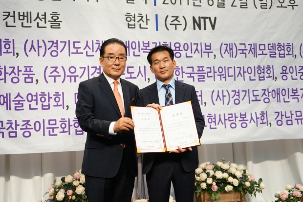 인준서,임명장 전달(사진좌, 김광진(사)대한가수협회 상임고문, 정우진 용인시지부장)