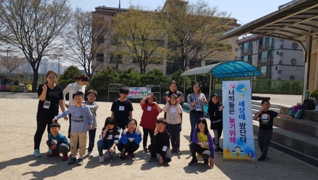 용인 성산초 학부모 놀이 이모들(남기숙, 박소현, 윤은혜, 이유림, 지미령)과 운동장으로 놀러온 성산초 아이들 모습