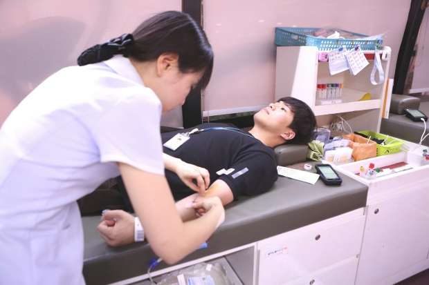 미즈메디병원 임직원이 ‘사랑의 헌혈 캠페인’에 참여해 헌혈을 하고 있다.