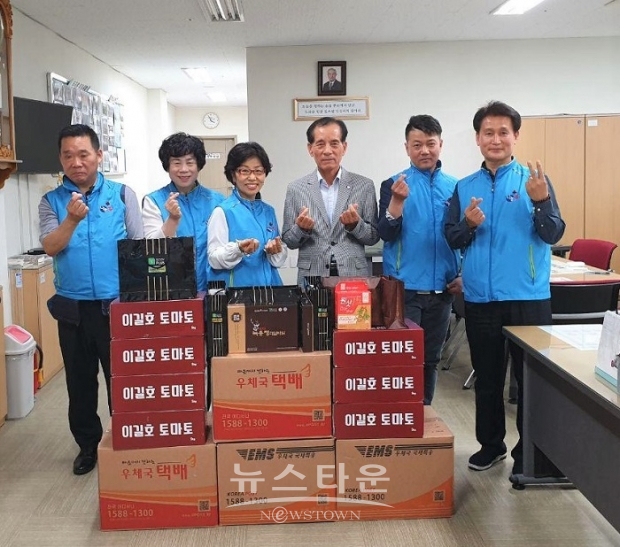 호국보훈의 달 6월 현충일 기념 6.25 참전유공자회 경남도지부가 나뭄사랑 실천 녹용과 토마토 전달 기념사진