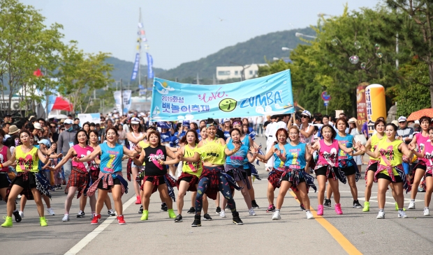뱃놀이 축제에서 방문객들의 이목을 끌었던 바람의사신단 댄스퍼레이드