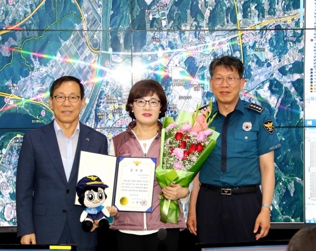 사진 왼쪽부터 손권배 부시장, 조성순 씨, 전창훈 경찰서장