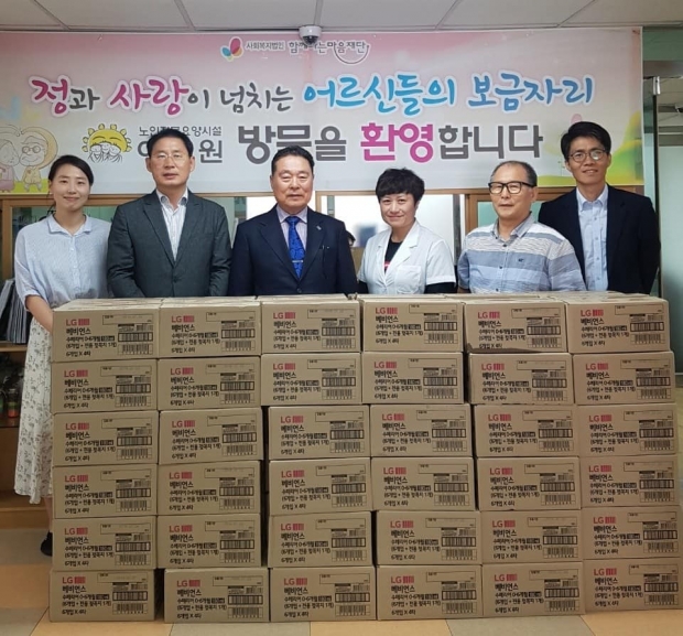 ▲ 오른쪽부터 권재근 사무국장, 이강문 대구천사후원회 회장, 제정혜 영양사, 정덕주 협회장. 김상희 여래원장. 신보경 복지팀장.