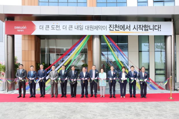 대원제약(대표 백승열)이 12일 충청북도 진천군 광혜원면 제2농공단지에서 대원제약 진천공장의 준공식을 개최했다. 이날 준공식에는 대원제약 백승호 회장과 백승열 부회장을 비롯해 이장섭 충청북도 정무부지사, 김나경 대전지방식품의약품안전청장,송기섭 진천군수와 대원제약 임직원 등 제약 관계자 100여명이 참석해 테이프 커팅을 하고 있다.