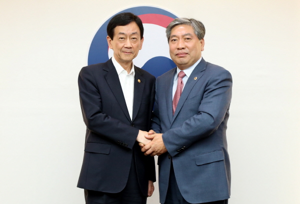 송한준 의장(왼쪽)이 진영 행정안전부 장관과 악수를 하며 기념촬영을 하고 있다.