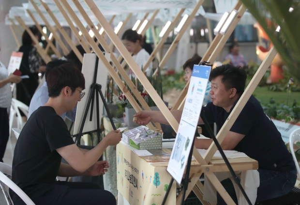 사회적기업 공공구매 상담회에서 제품에 대한 설명을 듣고 있는 공무원 모습