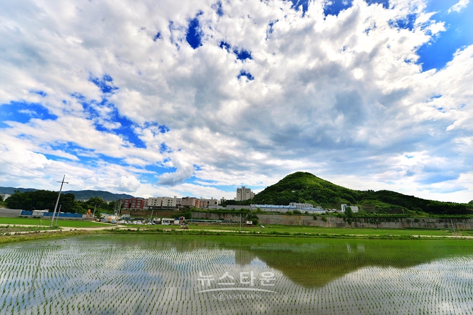농촌풍경과 파랗고 맑은 하늘