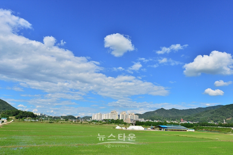 농촌풍경과 파랗고 맑은 하늘