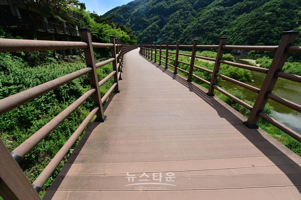 농촌풍경과 파랗고 맑은 하늘
