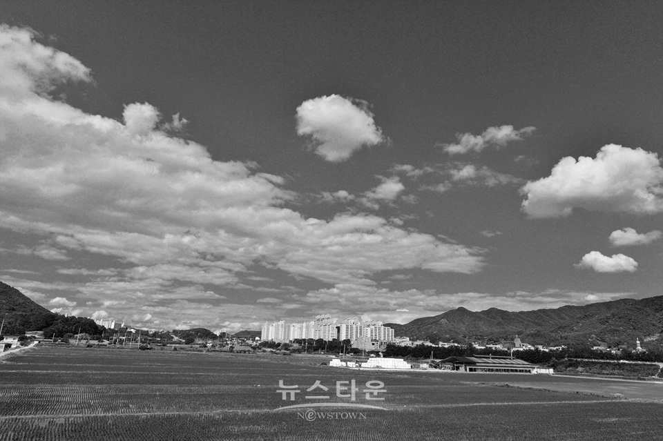 농촌풍경과 파랗고 맑은 하늘