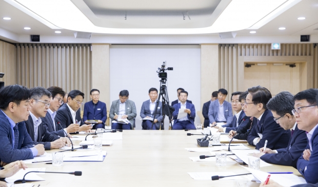 지난 11일 도청 상황실 아프리카 돼지열병 유입방지 긴급대책회의 모습