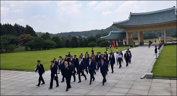 현충탑에 참배하러가는 손학규 바른미래당 대표일행